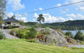 Awesome Apartment In Øyslebø With House Sea View